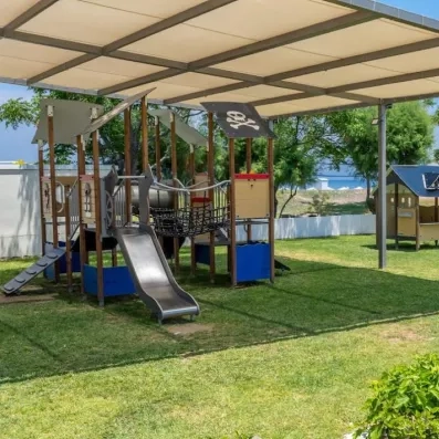 aire de jeux enfants avec un ombre et du gazon