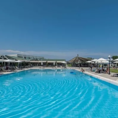 piscine  extérieur avec des parasols et transats pour le bronzage