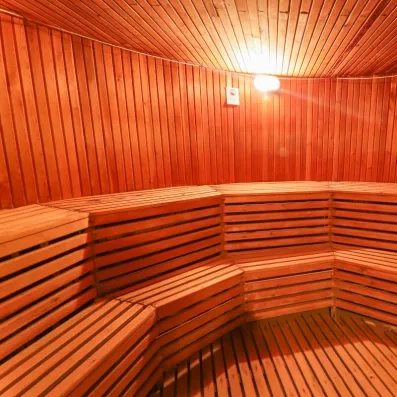 Un sauna traditionnel, disposant de plusieurs niveaux de bancs superposés.