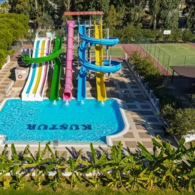 Un parc aquatique dynamique comprenant plusieurs grands toboggans.