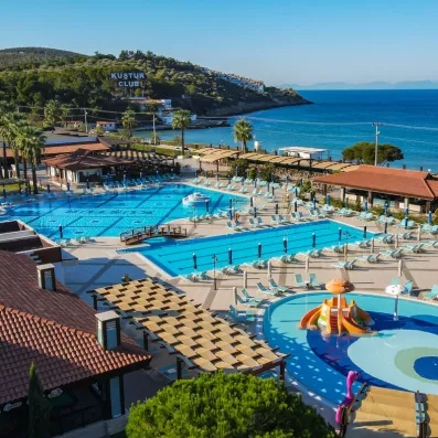 Une vue panoramique du complexe montrant les grandes piscines, les terrasses.