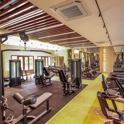 Une salle de sport moderne et lumineuse équipée de machines de musculation.