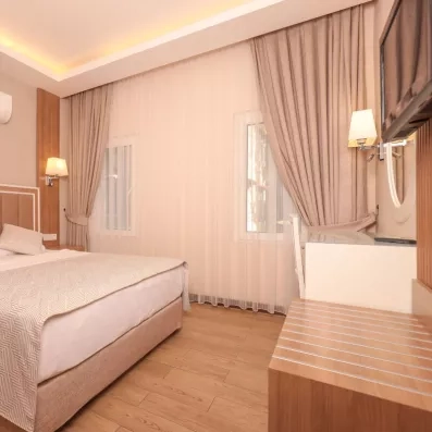 Une chambre moderne avec un grand lit double et un mobilier en bois.