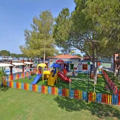 Une aire de jeux extérieure pour enfants, colorée et sécurisée.