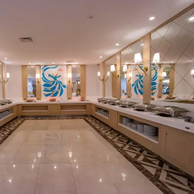 Un buffet intérieur moderne et lumineux, décoré avec des grands miroirs.