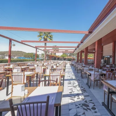 Un grand restaurant extérieur, prêt à accueillir de nombreux convives.