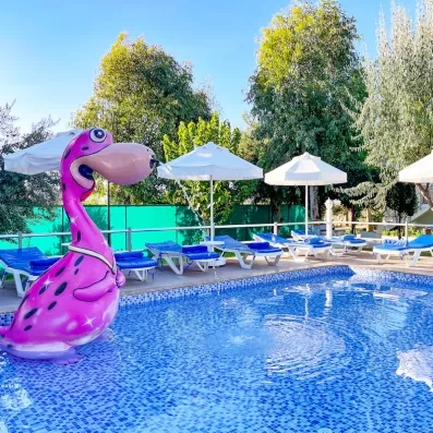Une piscine extérieur pour enfants agrémenté d'une fontaine d'eaux .