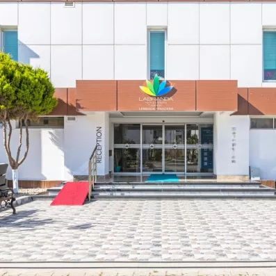 L'entrée principale de l'hôtel présentant un design moderne avec des portes vitrées.