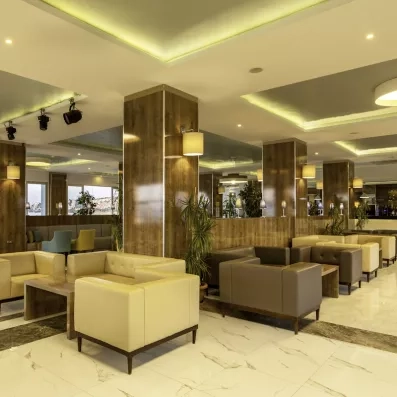 Un salon spacieux et lumineux avec des canapés et des touches de bois.