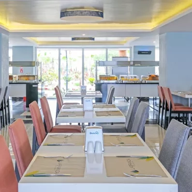 Un buffet lumineux et moderne proposant des chaises dans une ambiance épurée.