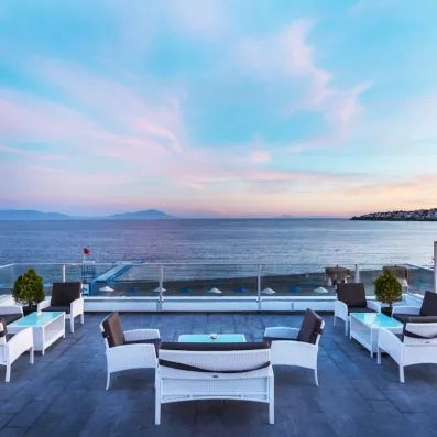 Un toit-terrasse lounge avec des fauteuils offrant une vue imprenable sur l'horizon.