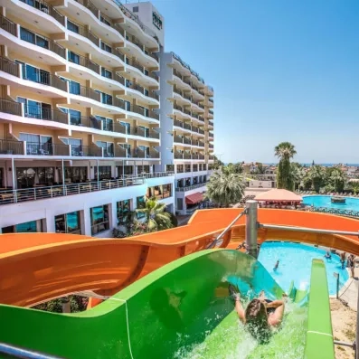 Vue d'ensemble de l'hôtel montrant les balcons des chambres et les toboggans.