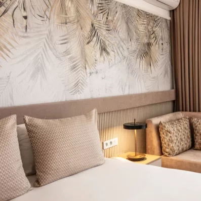 Zoom sur une tête de lit élégante avec une lampe de chevet design.