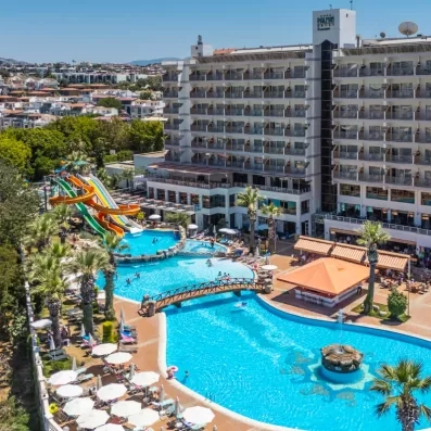 Un complexe hôtelier avec un grand parc aquatique avec toboggans et des piscines.