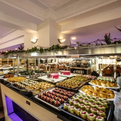 Un gros plan appétissant sur un buffet de desserts variés, avec des gâteaux orientales.