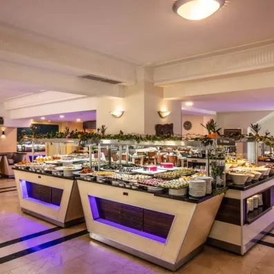 Une vue d'ensemble du grand buffet central moderne et généreusement garni.