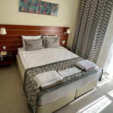 chambre avec un lit double