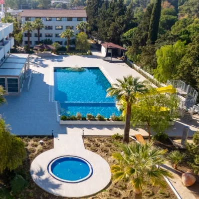 Une petite piscine circulaire isolée et le grand bassin principal au cœur du complexe.