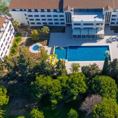 Les bâtiments de l'hôtel et l'agencement des espaces de loisirs au milieu de la végétation.