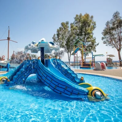 Une aire de jeux aquatiques pour enfants avec des structures et un toboggan.