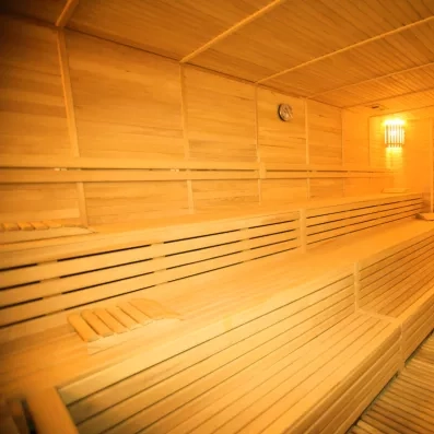 L'intérieur spacieux d'un sauna traditionnel entièrement boisé.