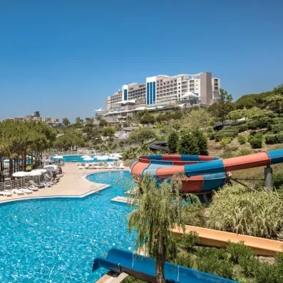 Une vue d'ensemble du complexe hôtelier avec ses piscines et ses toboggans.