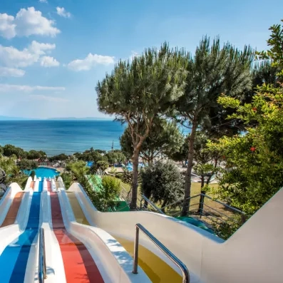 Des toboggans offrant une descente rapide avec un panorama imprenable sur l'océan.