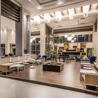 Un salon d'accueil spacieux et moderne, avec un mobilier élégant et des éléments naturels.