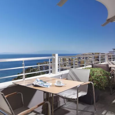 Un balcon privatif paisible, face à l'horizon bleu infini de la Méditerranée.