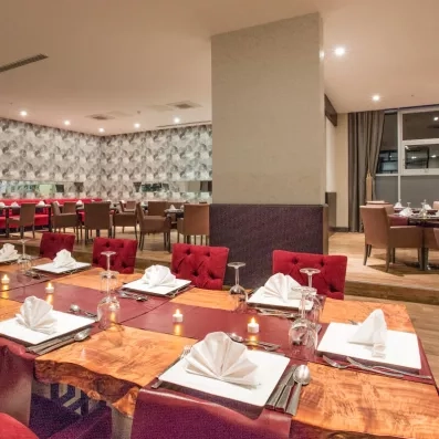 Une table élégamment dressée avec des serviettes blanches et des bougies.