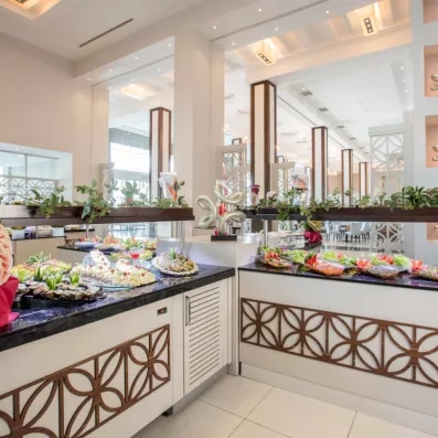 Un comptoir de buffet en marbre noir proposant une sélection variée de plats.