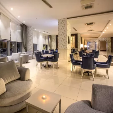 Un salon de détente élégant avec des fauteuils en velours bleu et gris.