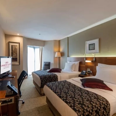 chambre avec deux lits simples et un bureau