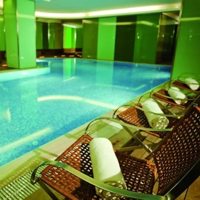 espace de détente avec une piscine intérieur