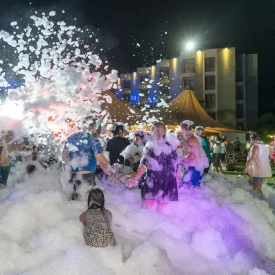 Une soirée festive et animée nocturne où les vacanciers s'amusent.