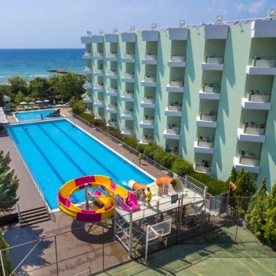 Les vacanciers profitent de la piscine extérieurs ainsi que des toboggans.