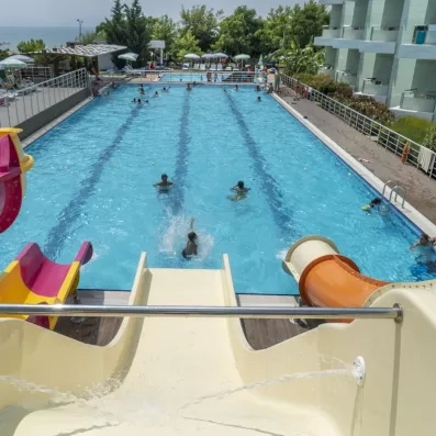 Une vue offrant un aperçu des jeux aquatiques et de la zone de baignade.