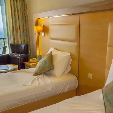 Un plan rapproché sur les tête de lits modernes , baigné par la lumière naturelle.