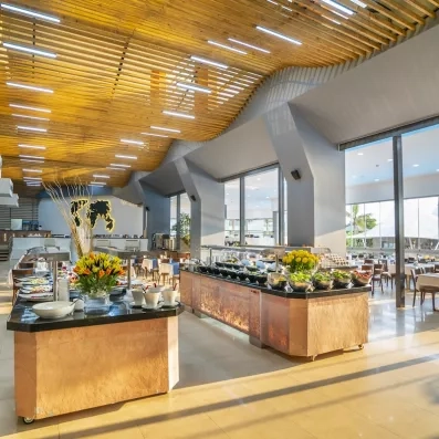 Un restaurant spacieux et lumineux proposant un large buffet varié.