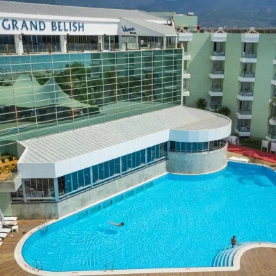 Une vue aérienne de la piscine principale, bordée par le complexe hôtelier.