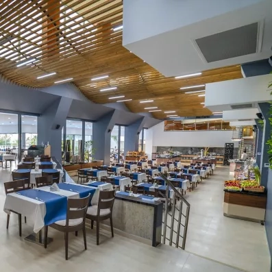 Une vaste salle de restauration intérieure, sous un plafond boisé design.