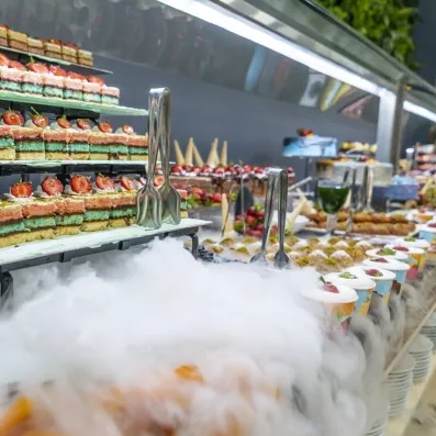 Un buffet de desserts présente une grande variété de pâtisseries colorées.