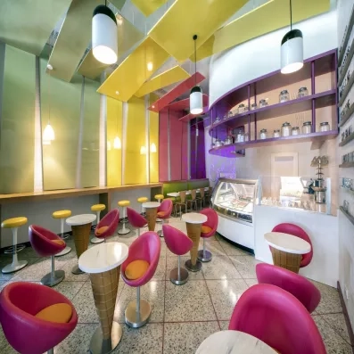 Ice bar, décoration multicolore sur le thème des glaces, tables en forme de cornets