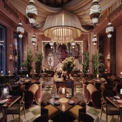 Restaurant indien, plantes, lustre, luminaires, tables carrées et chaises, lumière tamisée