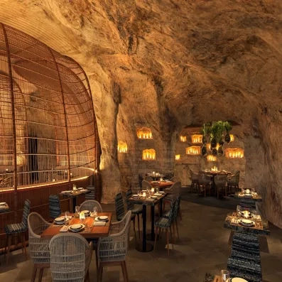 Restaurant italien, décoration caverne, pierre, lumières, tables carrées et chaises