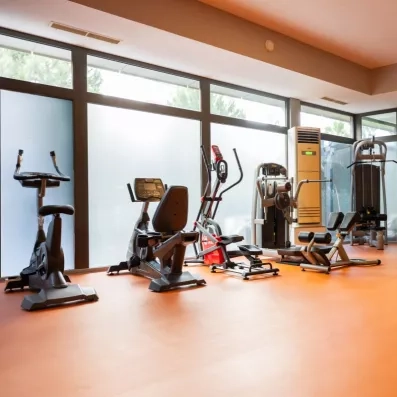 Une salle de sport moderne équipée de vélos et de machines de musculation.