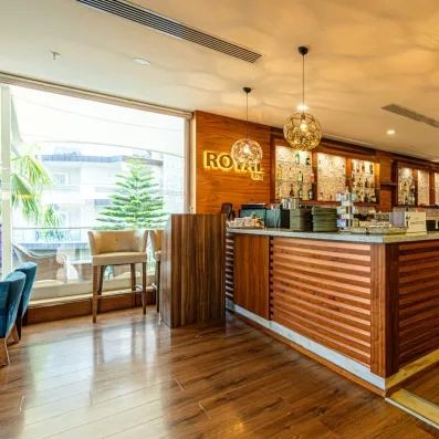 Un comptoir de bar intérieur moderne en bois chaleureux, joliment éclairé.