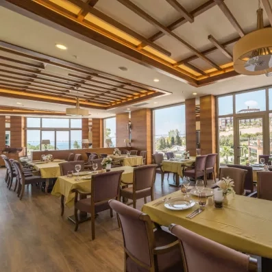 Un grand restaurant au design chaleureux en bois, avec des tables dressées.