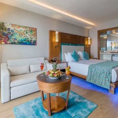 Une vue d'ensemble de la chambre montrant un lit spacieux souligné par une lumière bleue.