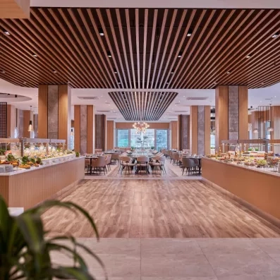 Un élégant buffet intérieur au design moderne, caractérisé par un plafond en bois.